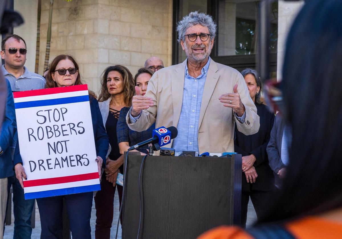 Mitchell Kaplan, propietario de la librería Books and Books, habla durante una protesta mientras se llevaba a cabo una reunión para discutir un acuerdo entre la Ciudad de Coral Gables y el ICE el martes 11 de marzo de 2025.