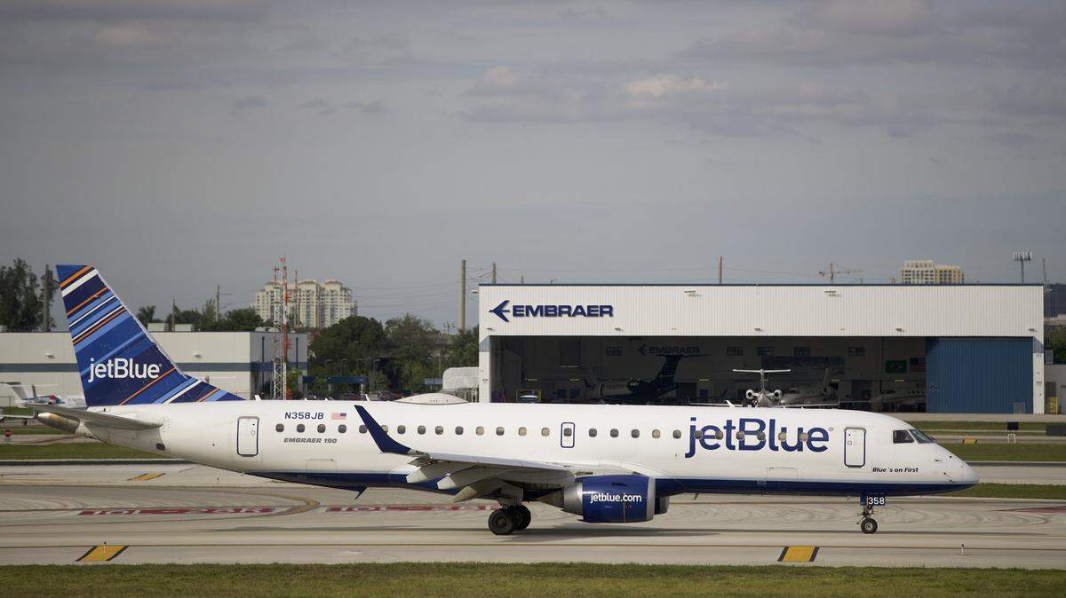 In this Nov. 29, 2018 photo, a JetBlue Airways Embraer ERJ-190 taxis on the runway at Fort Lauderdale–Hollywood International Airport in Fort Lauderdale, Florida.