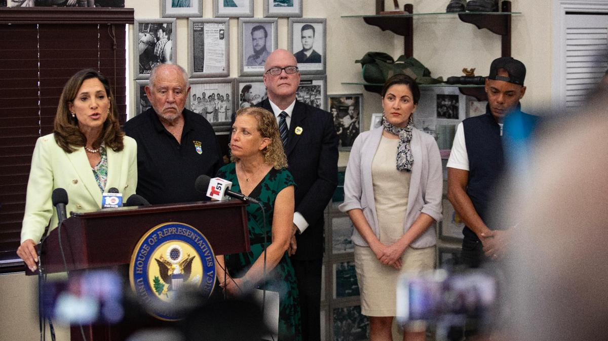 La representante María Elvira Salazar habla durante una conferencia de prensa después de la mesa redonda entre funcionarios electos y activistas cubanos sobre los presos políticos en el Museo de la Brigada de Asalto 2506 el lunes 10 de julio de 2023 en Hialeah Gardens, Florida.