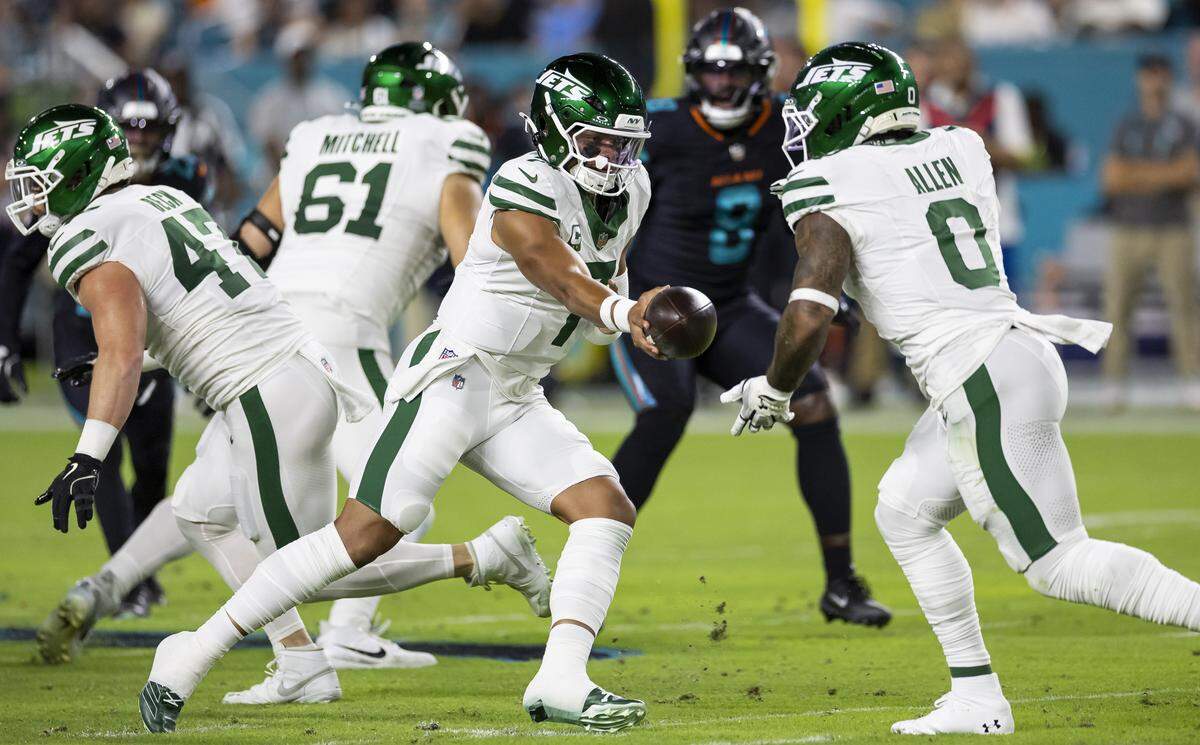 New York Jets quarterback Justin Fields (7) hands the ball to running back Braelon Allen (0) in the first half of their NFL game against the Miami Dolphins at Hard Rock Stadium on Monday, Sept. 29, 2025, in Miami Gardens, Fla.