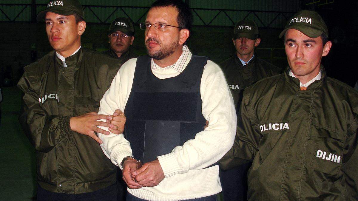 Carlos Mario Jiménez Naranjo, aka ‘Macaco’ is escorted by Colombian policemen in Bogota before his extradition to the US on May 7, 2008.