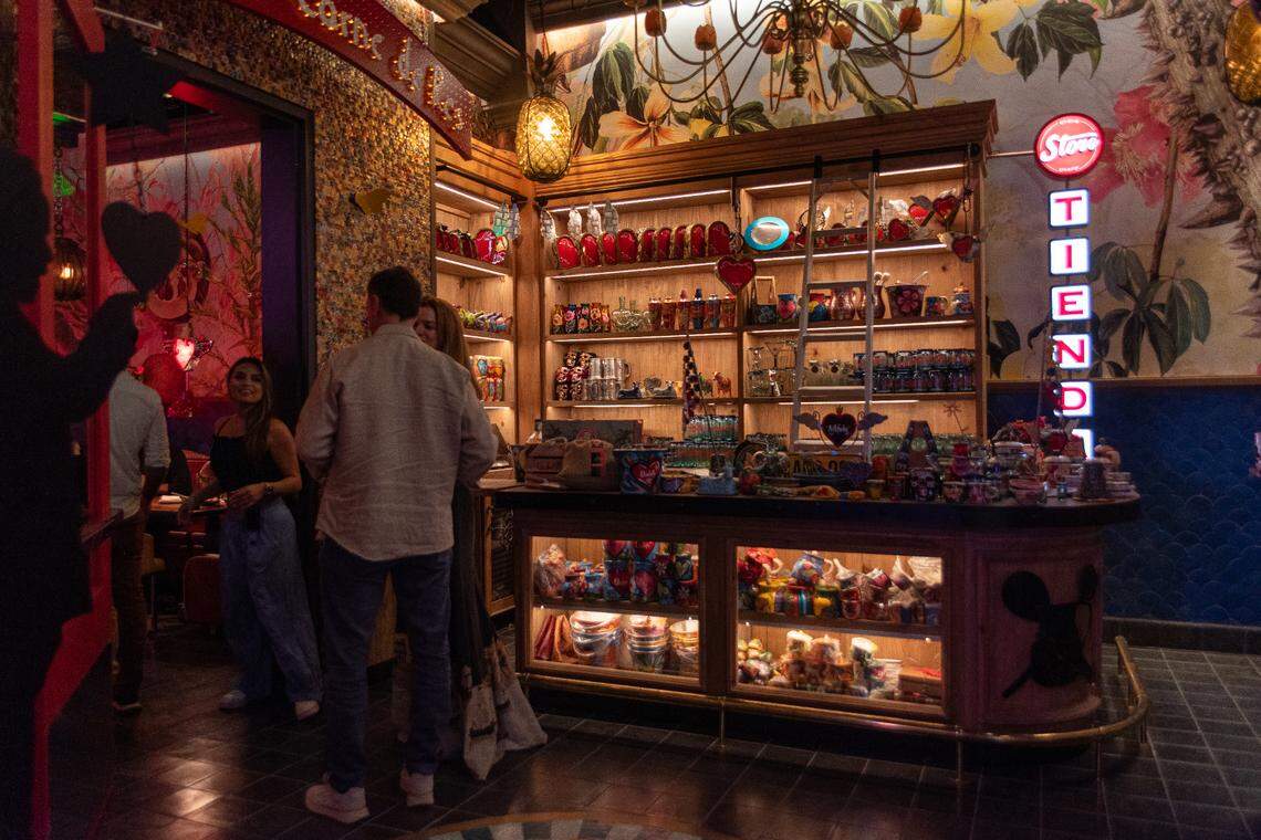 Guests can buy Colombian souvenirs at Andrés Carne de Res.