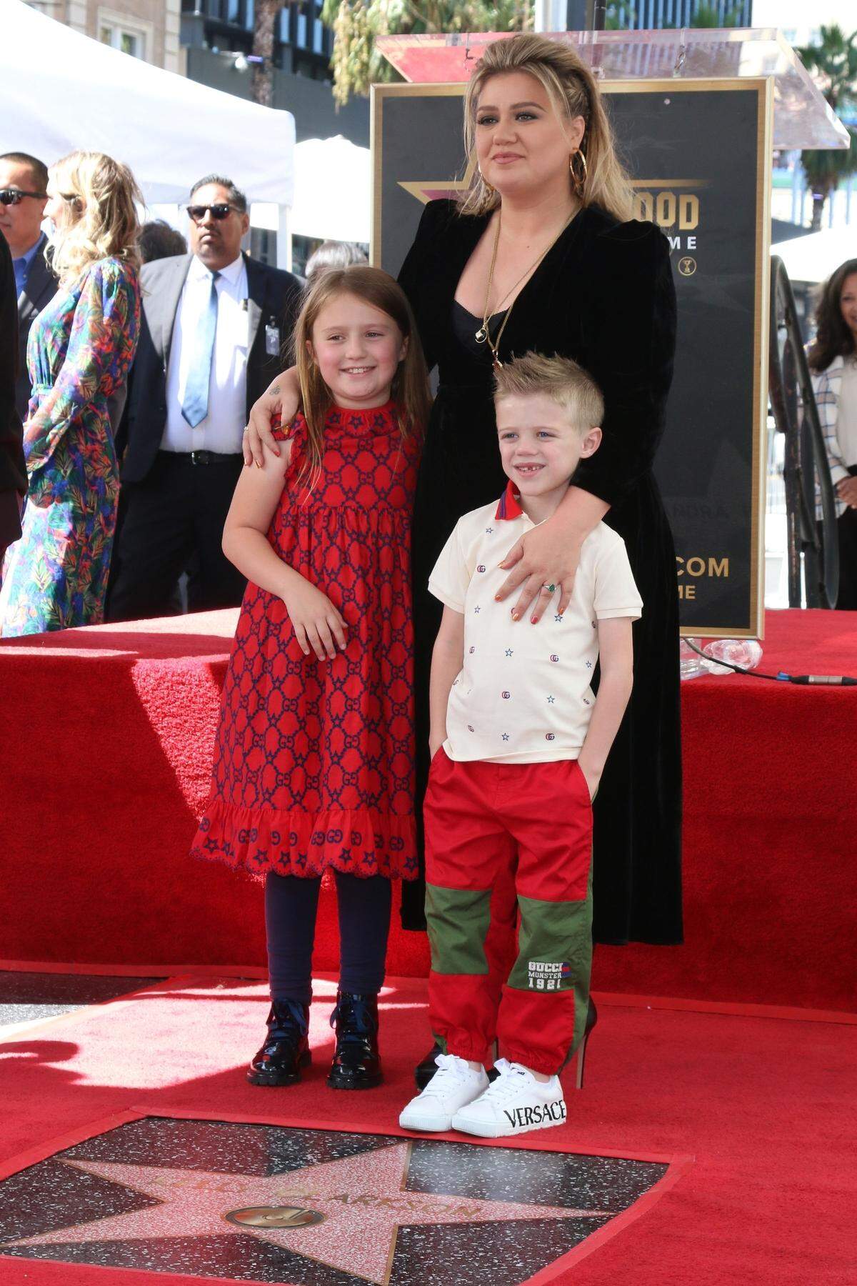 Kelly Clarkson shares her kids’ thoughts on her dating after divorce.