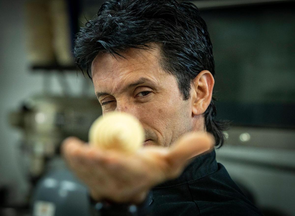 Yusel Montelongo comprobando las capas de un croissant recién hecho en la cocina de L'Boulanger Maison du Croissant.