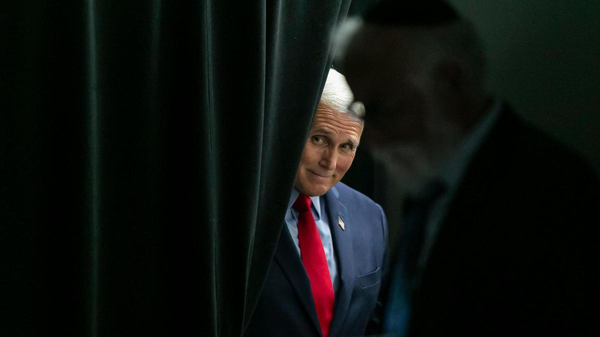 El ex vicepresidente Mike Pence ve a la multitud reunida para escucharlo en el recién inaugurado Centro Comunitario Judío del Comité Nacional Republicano en Boca Ratón, Florida, el 2 de mayo de 2022. MATIAS J. OCNER mocner@miamiherald.com