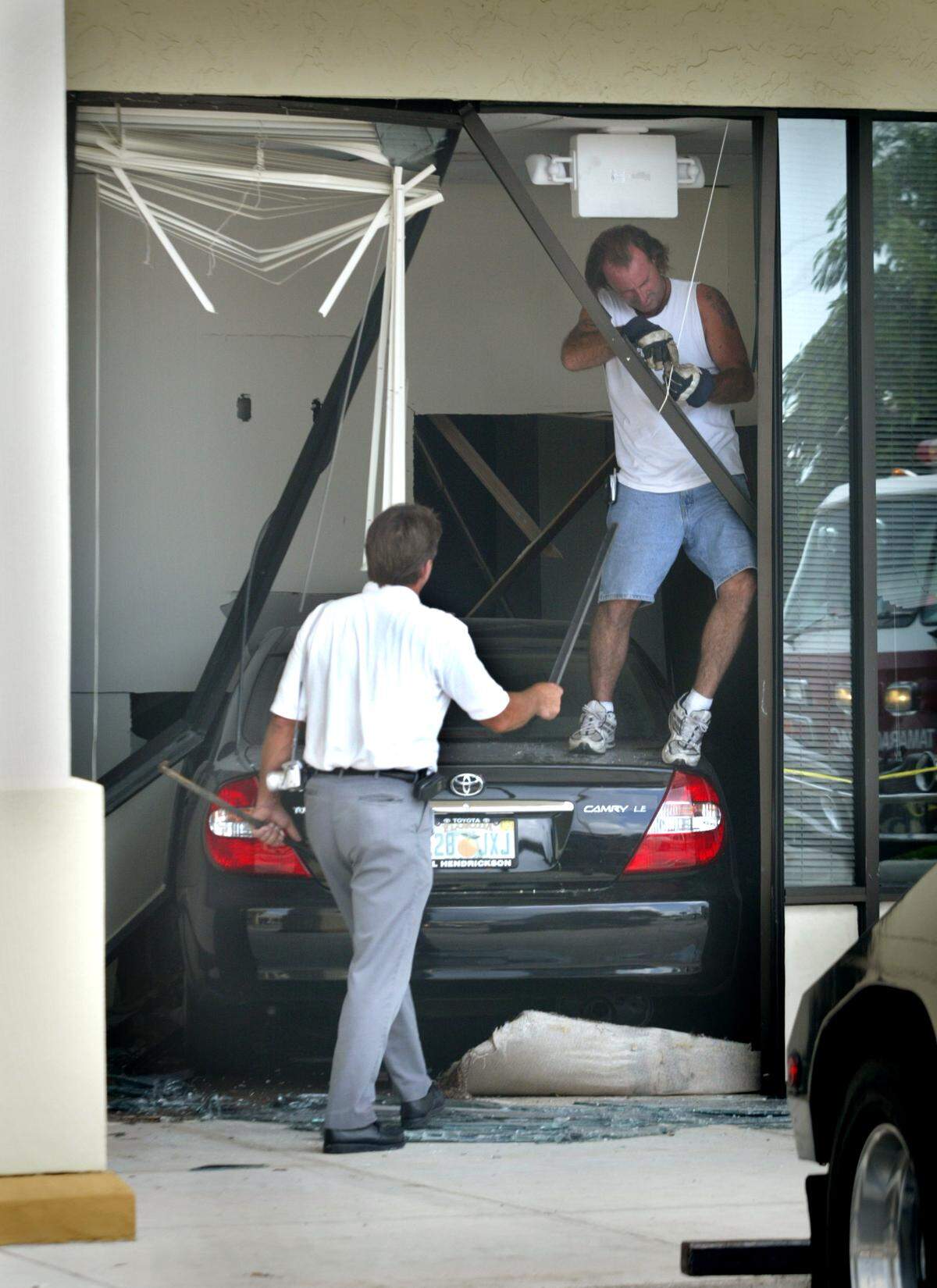 En esta foto de archivo del 28 de septiembre de 2004, un Toyota Camry es retirado de Physiotherapy Associates en University Drive después que el conductor intentara estacionarse al lado de una tienda UPS. El conductor le dijo a la Policía que intentó frenar, pero el auto no se detuvo.