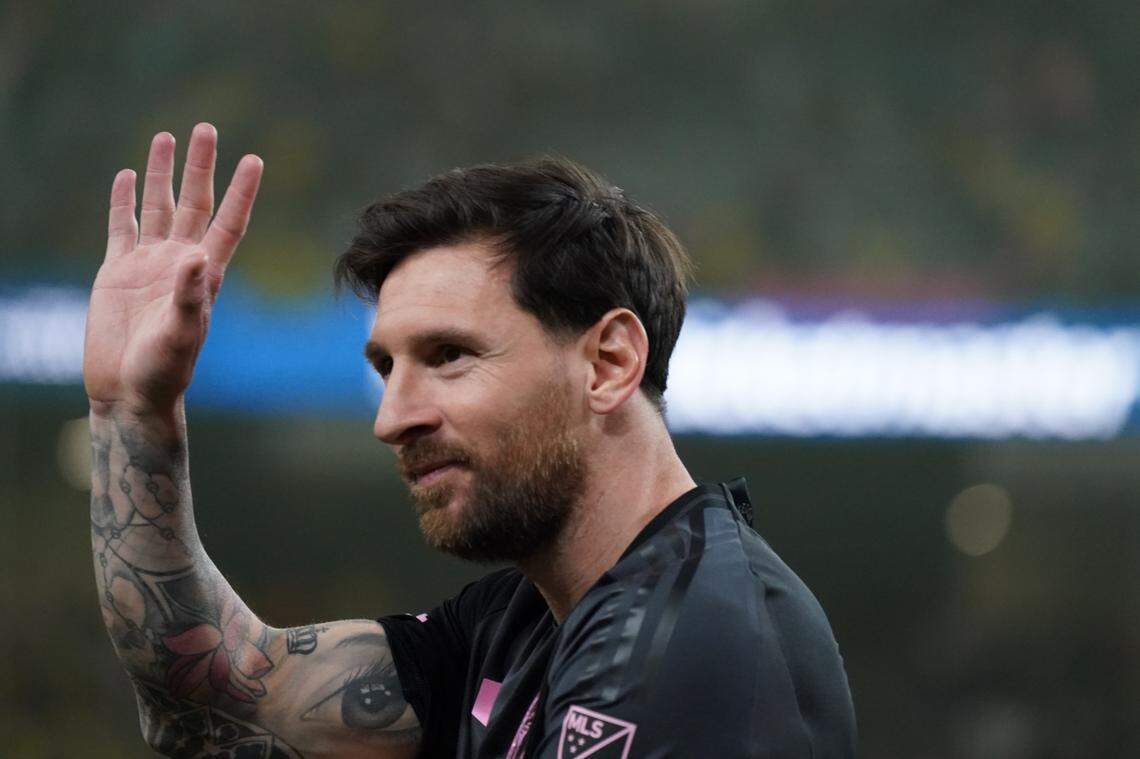 Jan 18, 2025; Las Vegas, Nevada, USA; Inter Miami CF forward Lionel Messi (10) acknowledges the crowd after the end of regulation against Club America at Allegiant Stadium. Mandatory Credit: David Gonzales-Imagn Images