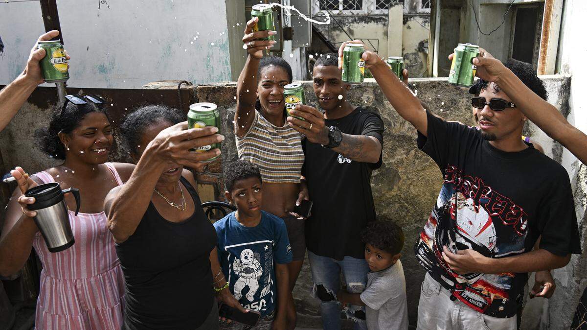 In a recent release of prisoners in Cuba, former Adael Leyva Diaz (C-R) and relatives toast with beer after being freed in the Santa Amalia neighborhood in Havana on March 13, 2026. 