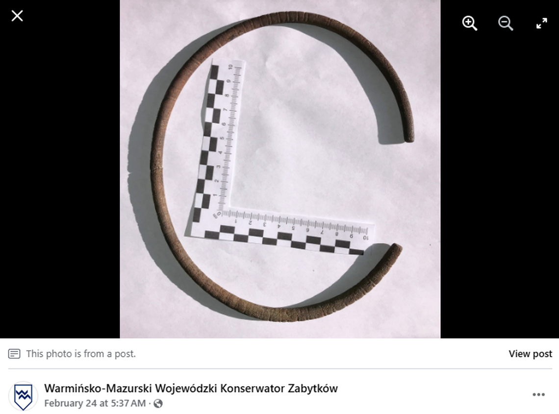 The necklace was made from a single bar of bronze that was curved into shape.