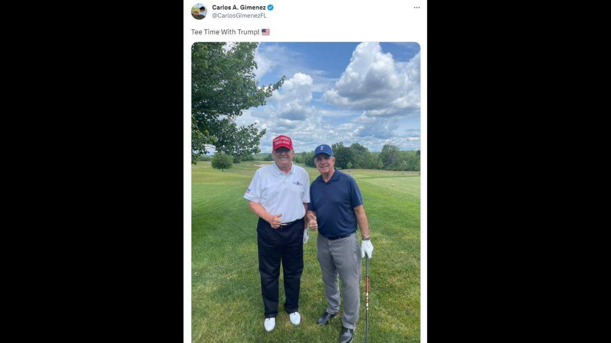 El representante federal Carlos Giménez publicó esta imagen de sí mismo con Donald Trump en el campo de golf del expresidente en Nueva Jersey el viernes 10 de junio de 2023. Ese día, los fiscales federales revelaron una acusación de 49 páginas que detalla 37 cargos contra Trump.