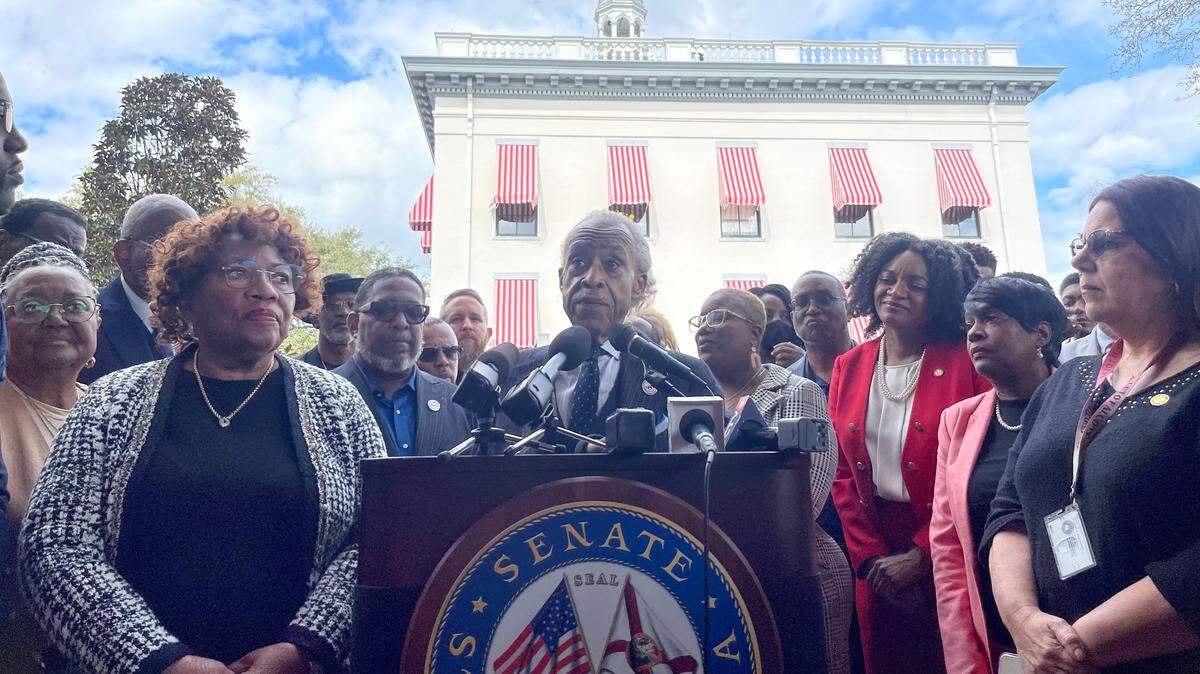 El reverendo Al Sharpton se dirige a una varios cientos de personas frente al Capitolio en Tallahassee, Florida, el miércoles 15 de febrero de 2023.