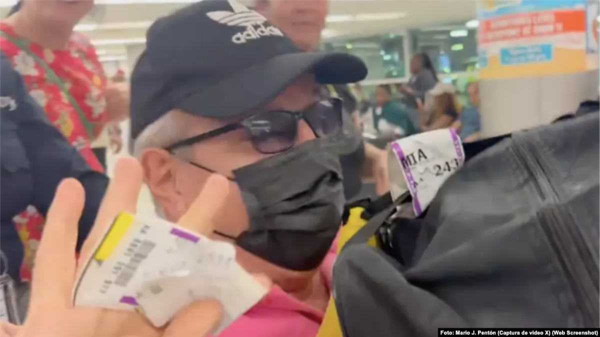 Manuel Menéndez Castellanos, exlíder del Partido Comunista de Cuba, llegó al Aeropuerto Internacional de Miami el 15 de agosto.