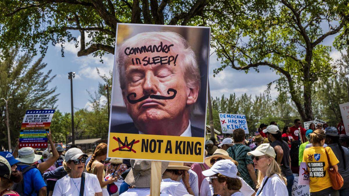 Manifestantes expresaron sus opiniones durante una protesta anti-Trump del movimiento “No Kings” en Tropical Park, en Miami, como parte de una jornada nacional que también incluyó al sur de Florida, el sábado 28 de marzo de 2026.