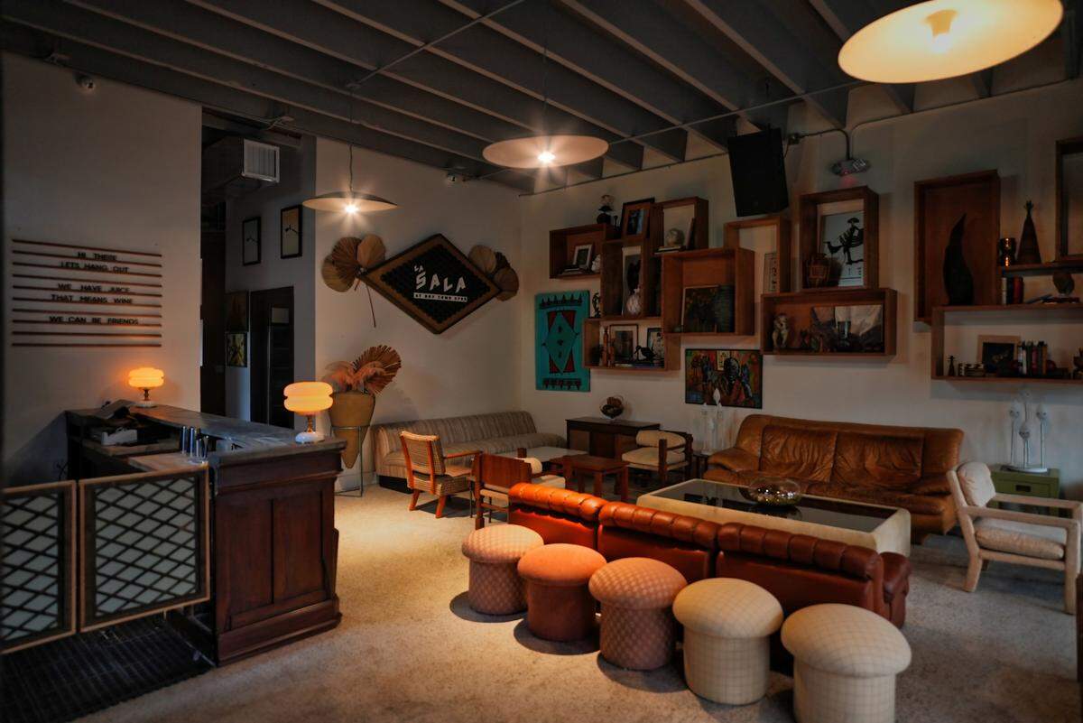 La zona de La Sala del renovado Hoy Como Ayer incluye un bar de vinos en un ambiente de salón.