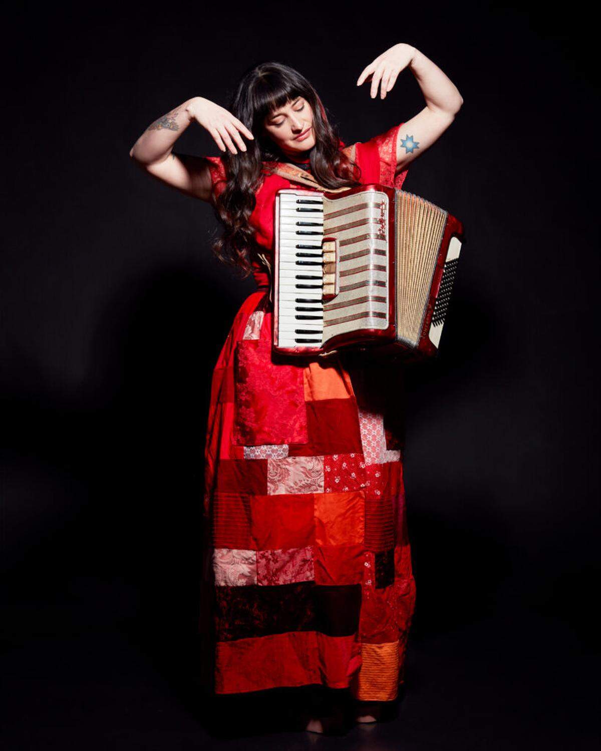 Chilean singer, songwriter, and multi-instrumentalist Pascuala Ilabaca and her six-piece group Fauna bring to the Miami Beach Bandshell “the sound of the carnivals of the Andes, so it cannot be without sweat. Sweaty poetry enters better,” she says. 