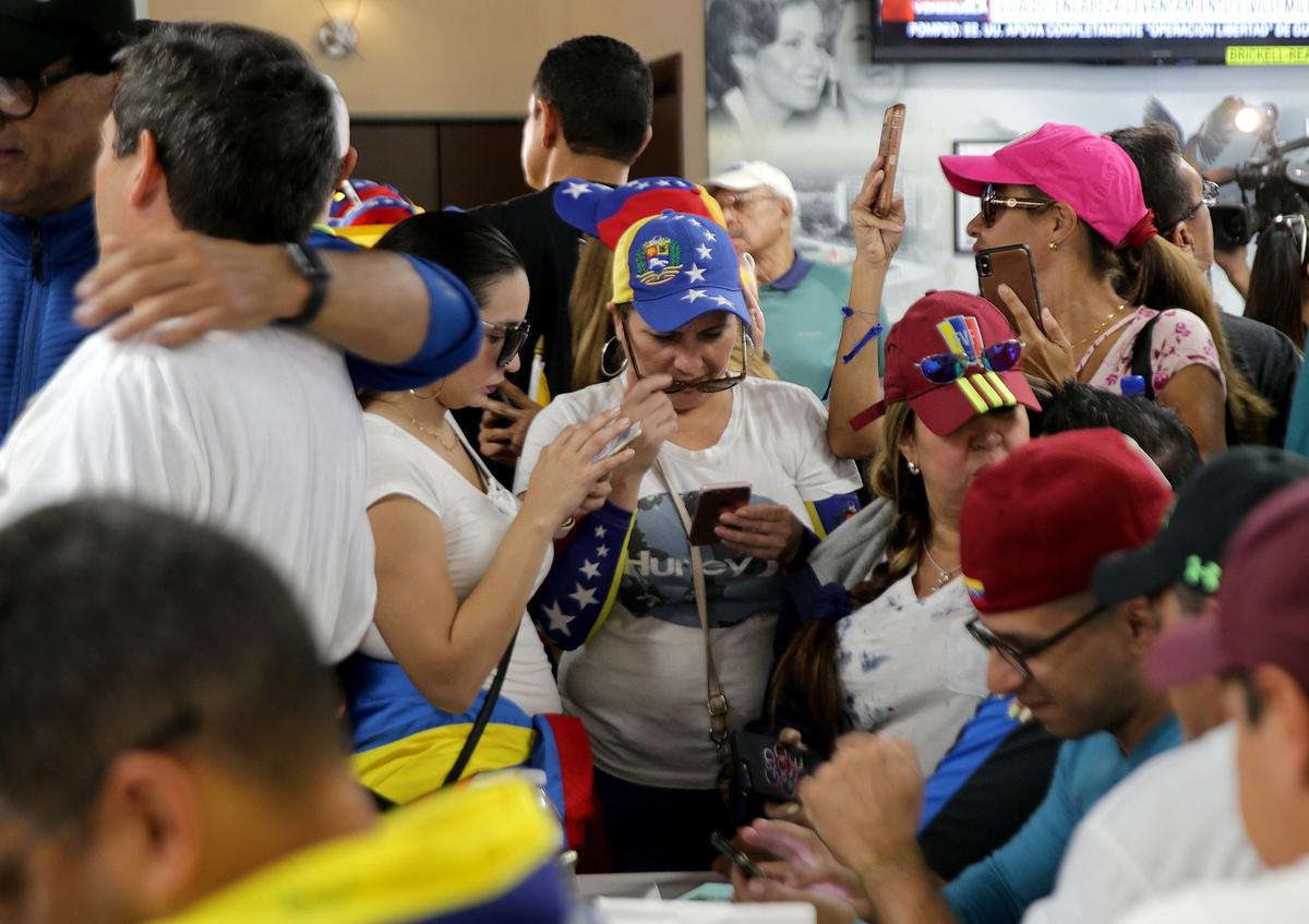 Venezuelan exiles in Miami anxiously follow news coming out of Venezuela through media outlets including television channels and social media at El Arepazo restaurant in Doral. Parts of Venezuela’s capital were seized by clashes and chaos Tuesday, April 30, 2019, as interim President Juan Guaidó said factions of the military were supporting his high stakes push to oust Venezuelan leader Nicolás Maduro.