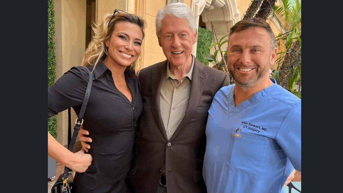 La chef Donatella Arpaia, el ex presidente Bill Clinton y el Dr. Barry Stewart en The Bilmore en Coral Gables