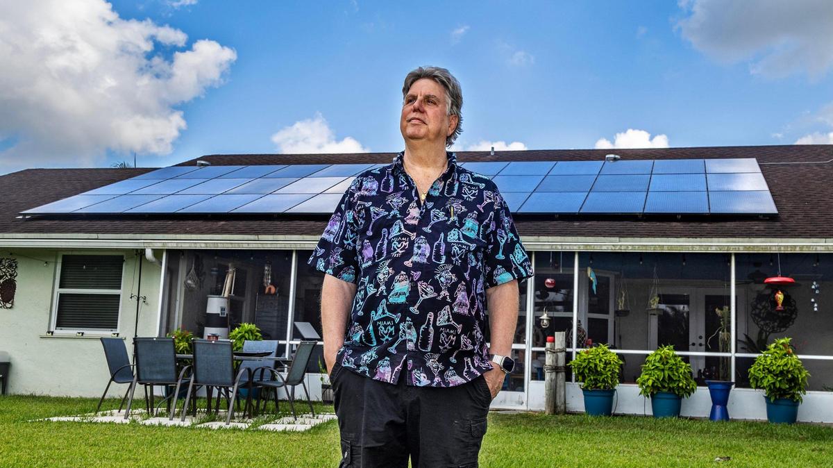 El propietario Robert Burr, quien posa en su patio, es un antiguo miembro de una cooperativa, que ahora tiene paneles solares en su casa gracias a United Neighbors, un grupo que organiza cooperativas solares en Miami-Dade. Los habitantes locales se unen a la cooperativa, aprenden sobre la energía solar en los techos y, a continuación, contratan colectivamente a un instalador para que coloque paneles en sus casas a un precio global con descuento. El viernes 19 de mayo de 2023.