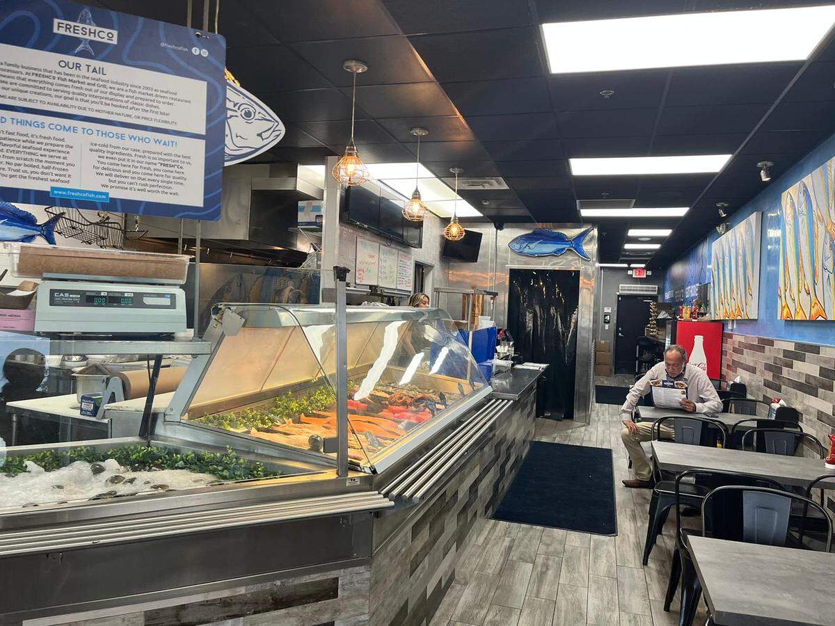 En FreshCo Fish Market & Grill, se pide en el mostrador y luego se come en una mesa (o llévese su cena a casa).