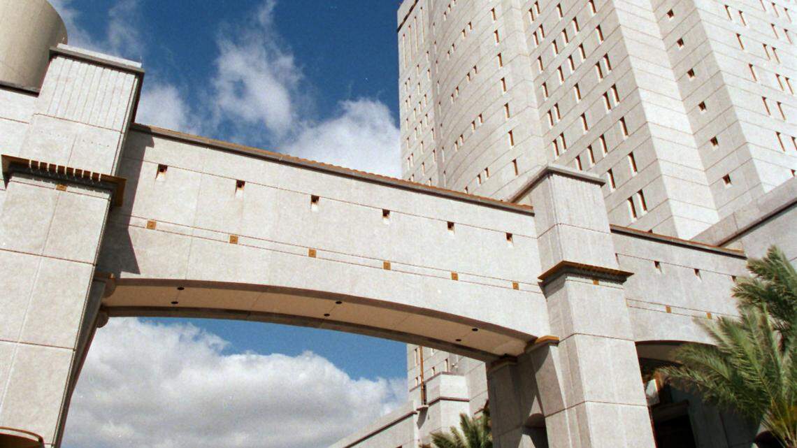 El Centro de Detención Federal en el centro de Miami, ubicado junto a un tribunal y edificios de apartamentos, alberga a unos 400 inmigrantes detenidos.