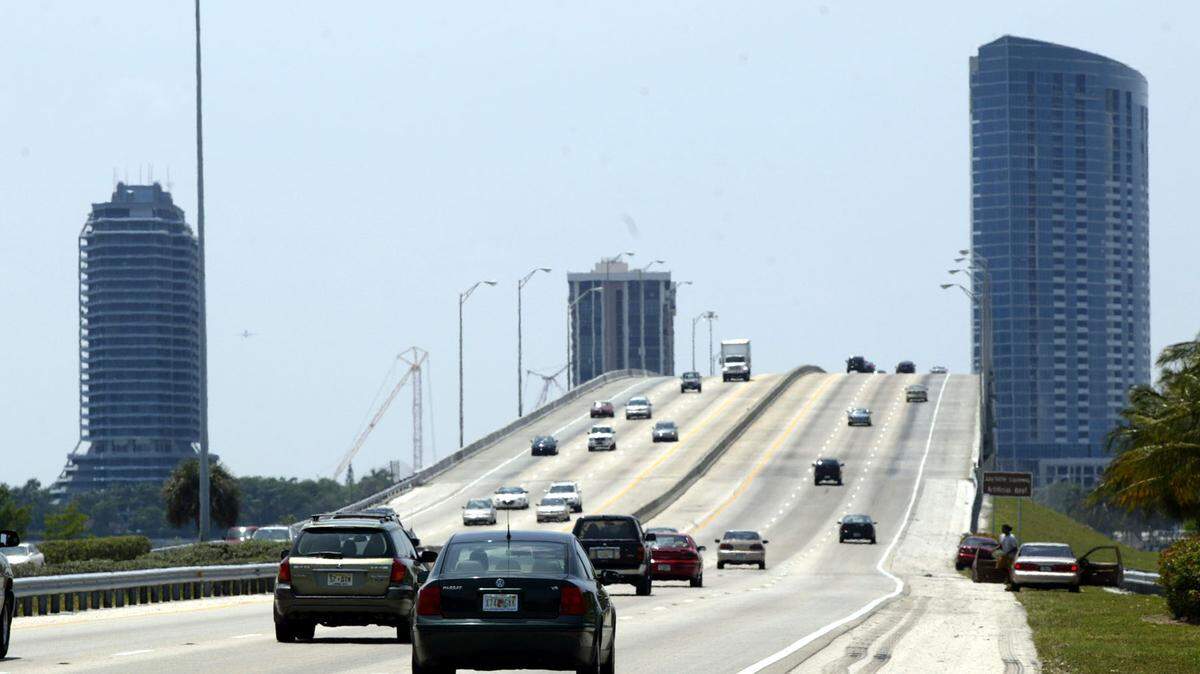 A man’s body was found on the eastbound side of the Julia Tuttle Causeway Thursday monring, Oct. 24, 2024. Miami Police do not suspect foul play.