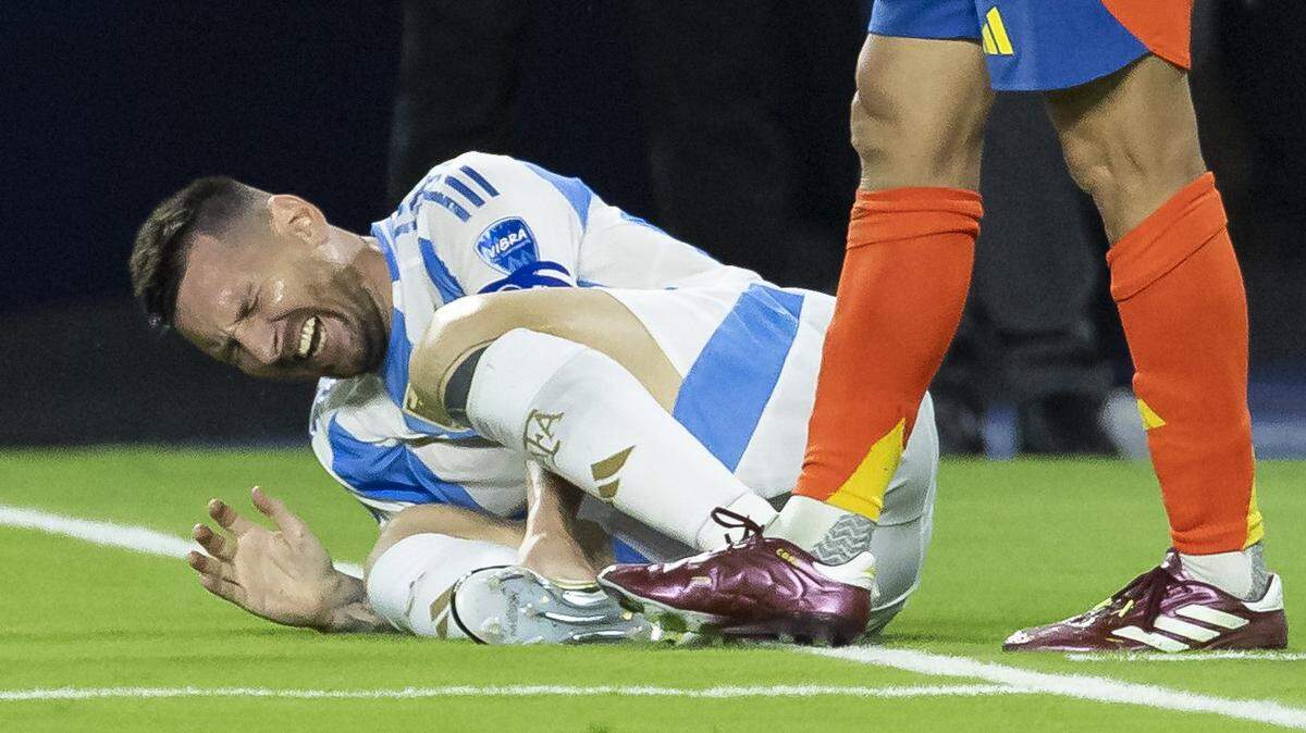 Argentina forward Lionel Messi (10) reacts after hurting his right foot on a play against Colombia in the first half of their Copa America 2024 Final soccer match at Hard Rock Stadium on Sunday, July 14, 2024, in Miami Gardens, Fla. 