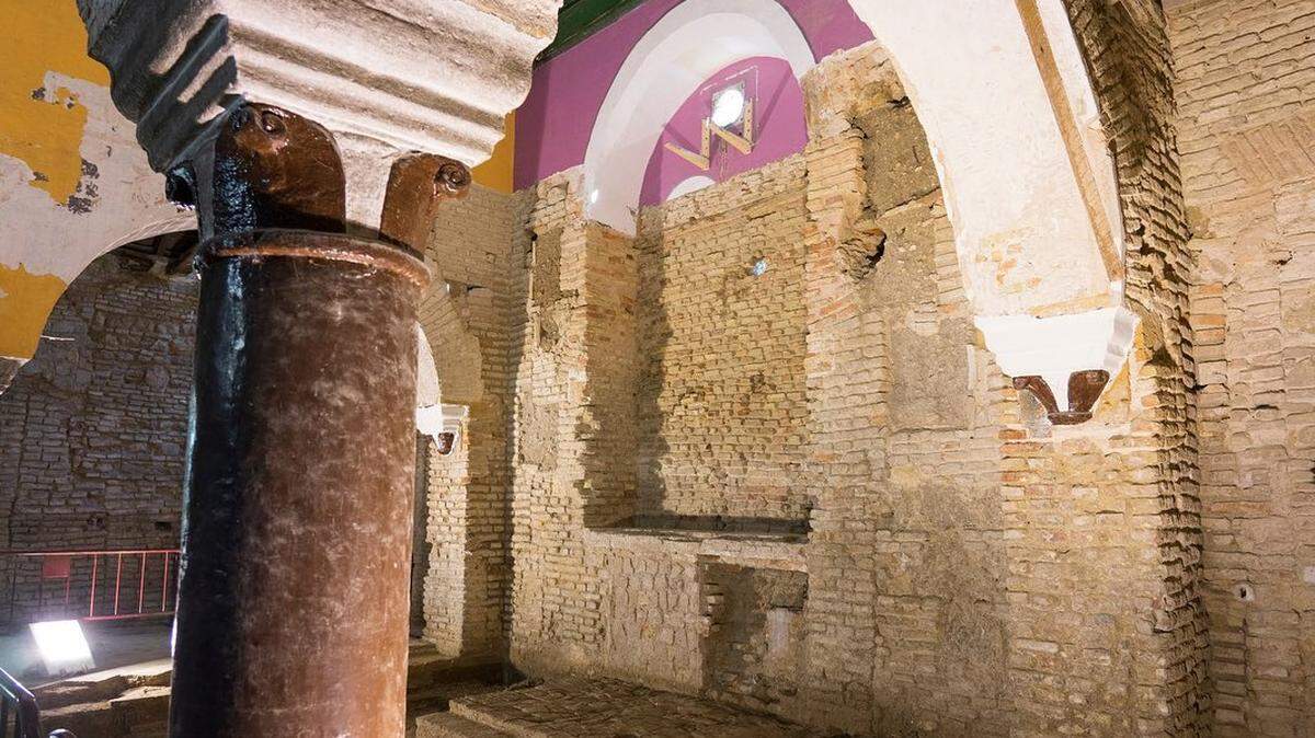Archaeologists in Utrera, Spain, confirmed an abandoned bar contained remnants of a 700-year-old Jewish synagogue, a very rare find, photos show.