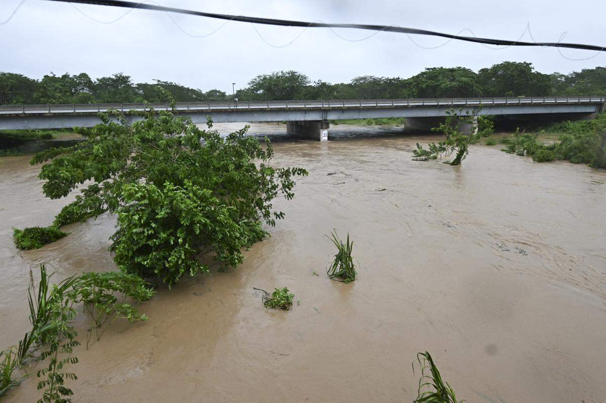 El río Cobre se desborda cerca de St. Catherine, Jamaica, el 28 de octubre de 2025, cuando el huracán Melissa azotó la isla.