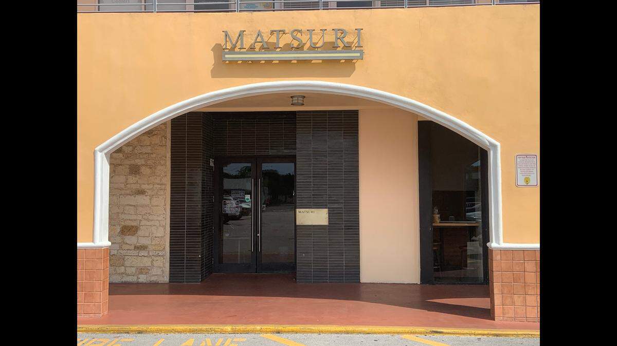 Roach stuck on wall, swarming flies, stink in a restaurant near Coral Gables