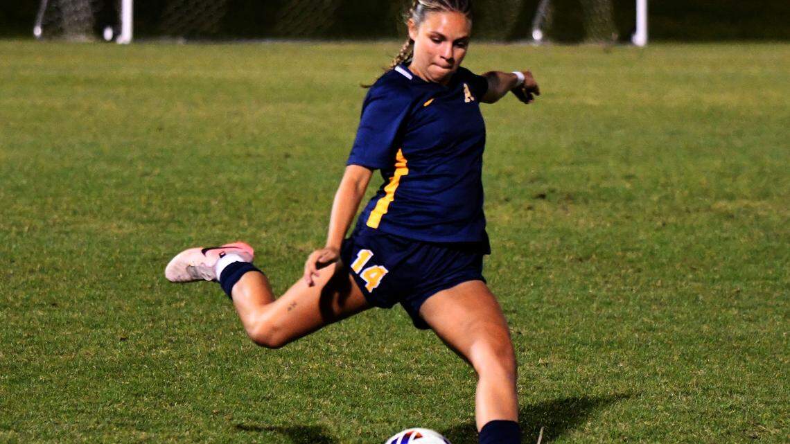 Early goals help St. Thomas Aquinas girls return to 6A state soccer final