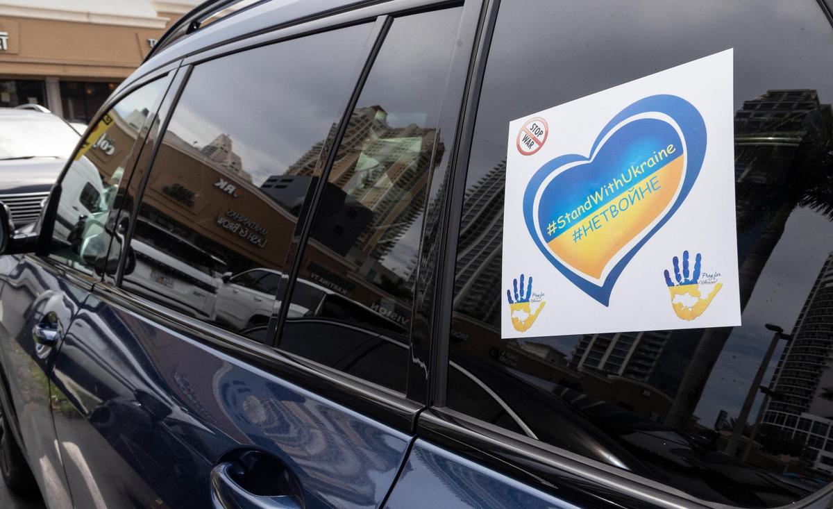 Una estampa a favor de Ucrania en un vehículo estacionado en Sunny Isles Beach.