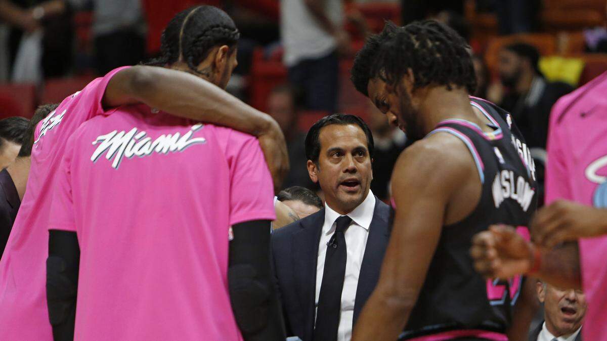 El entrenador del Heat Erik Spoelstra imparte intrucciones a sus jugadores en el juego ante los Celtics el 10 de enero en el American Airlines Arena, en Miami.