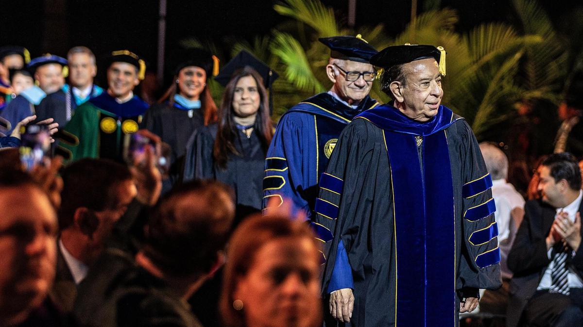 EL EX presidente de FIU Modesto A. Maidique (al frente) durante una graduación en el campus Modesto A. Maidique de la Universidad Internacional de Florida en Miami, el jueves 18 de mayo de 2023.
