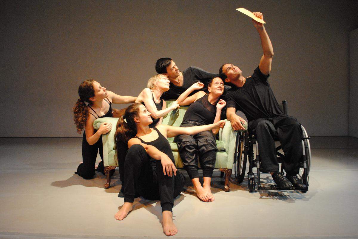 The company in Karen Peterson and Dancers’ ”Warmamas” by Karen Peterson.