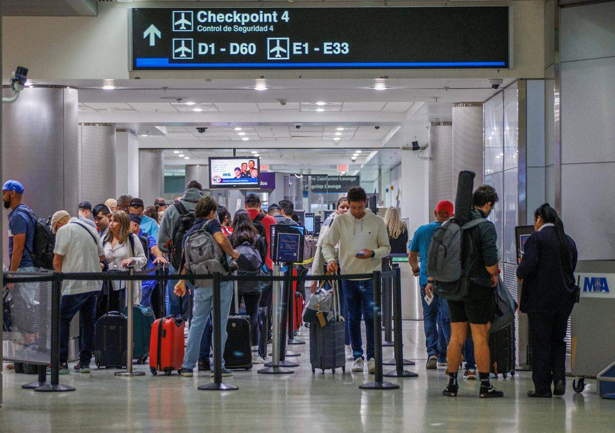 Travelers enter checkpoint 4 at MIA.
