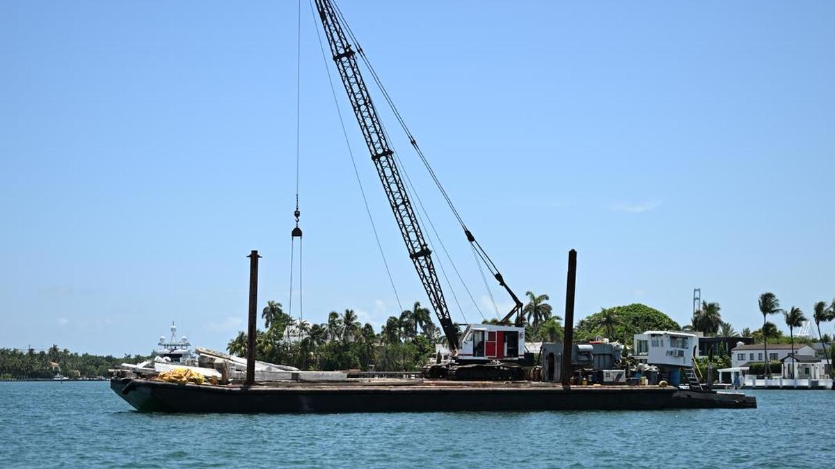 Un remolcador flota frente a Hibiscus Island, cerca de Miami Beach, el lunes 28 de julio de 2025. La embarcación colisionó con un velero ese mismo día. Dos niñas que se encontraban en el velero fallecieron, y otra falleció posteriormente debido a las heridas sufridas.