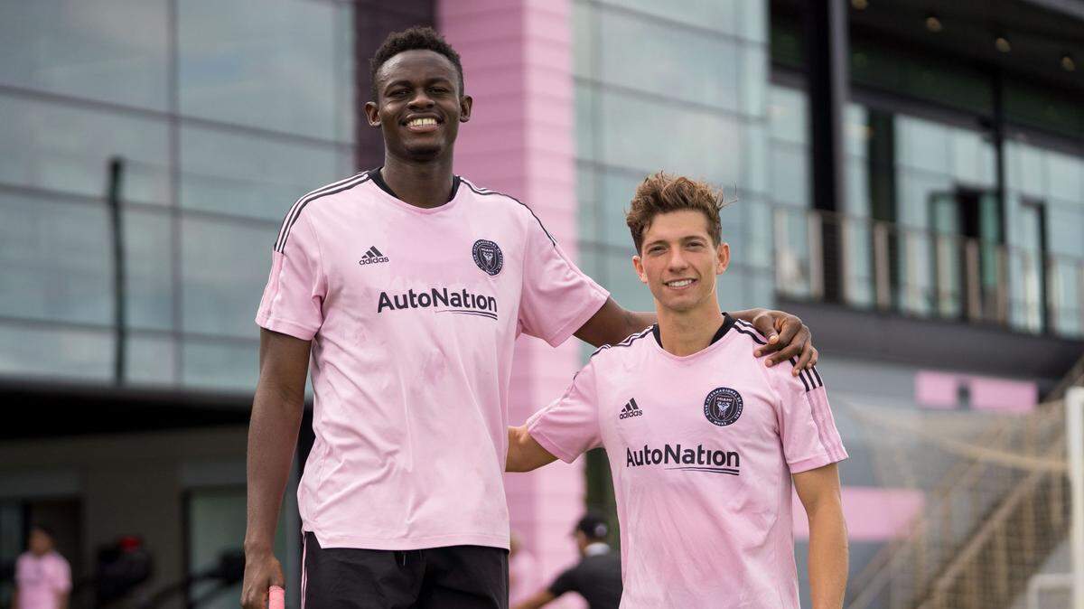 El defensa Aimé Mabika (izq.) y el mediocampista George Acosta fueron ascendidos del equipo de la USL Fort Lauderdale CF al primer equipo de Inter Miami para la temporada 2022.