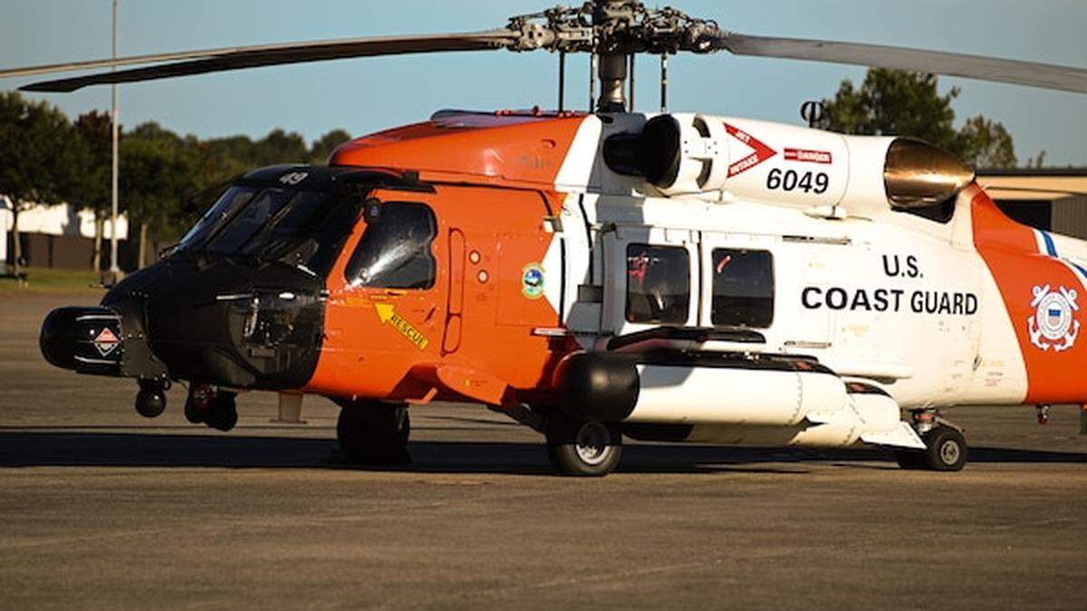 Un helicóptero se encuentra en la pista de aterrizaje de la Estación Aérea de la Guardia Costera de Estados Unidos en Opa-locka, Florida, antes de que el huracán Ian toque tierra el martes 27 de septiembre de 2022. Los miembros del servicio están preparados para volar en misiones de búsqueda y rescate y para inspeccionar las zonas inundadas.