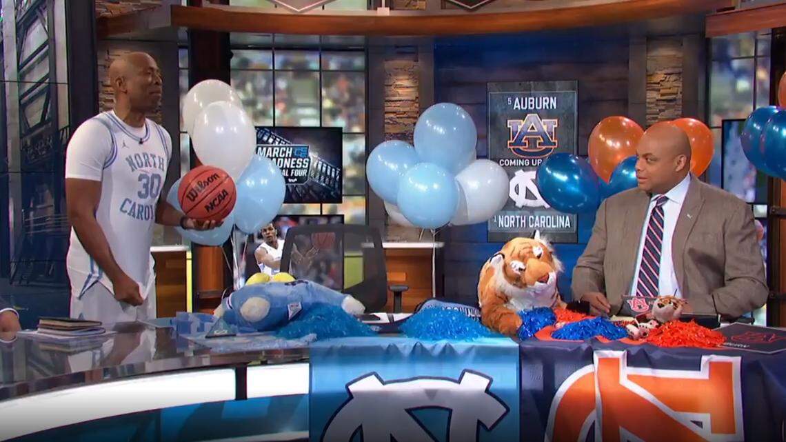 Kenny Smith one-ups Charles Barkley ahead of the UNC-Auburn Sweet 16 game of the 2019 NCAA Tournament.
