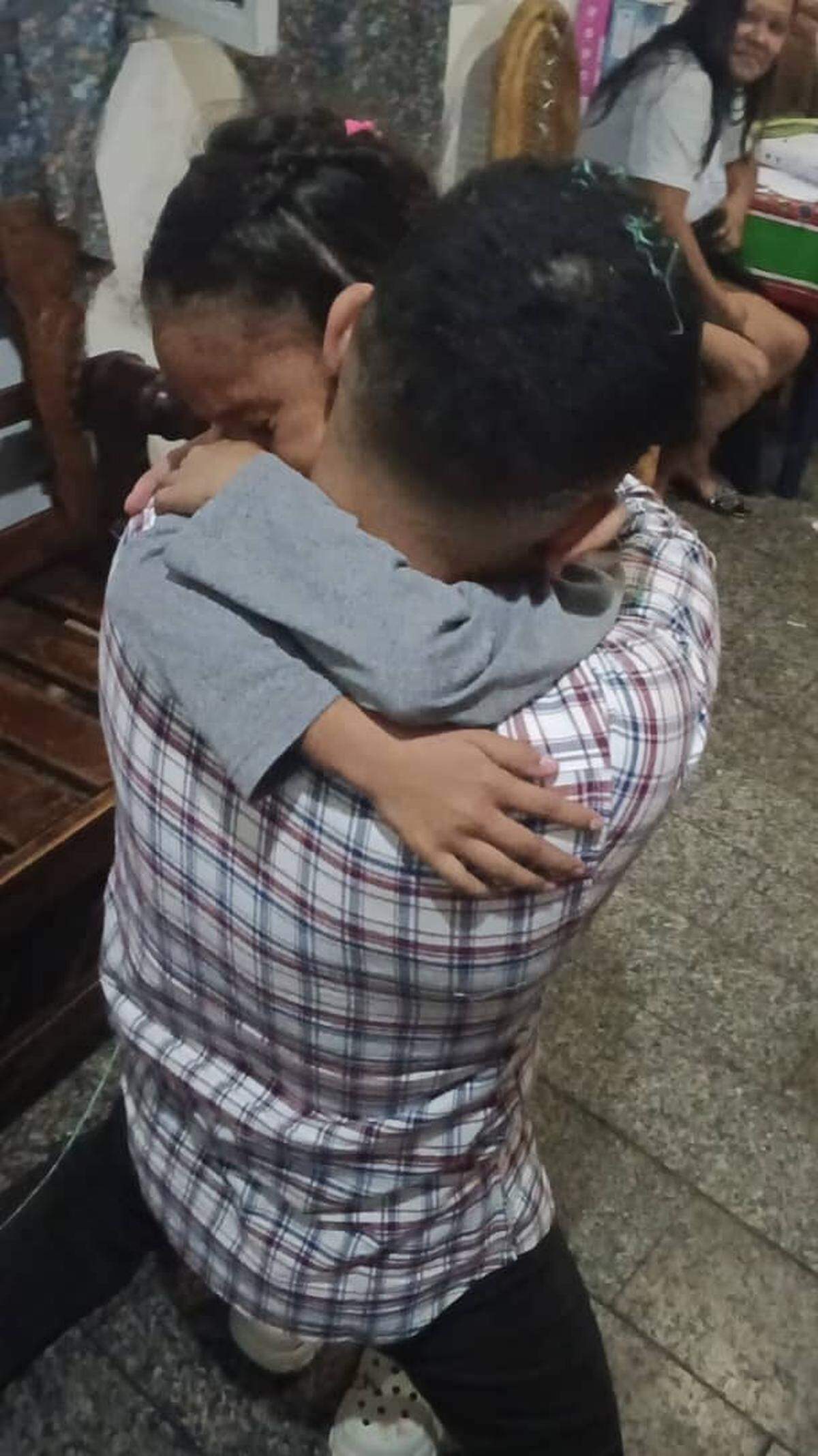 Neiyerver Adrian Leon Rengel is reunited with his 6-year-old daughter, Isabella, after being detained in the U.S. and deported to El Salvador, where he was accused of ties to the Tren de Aragua gang. 