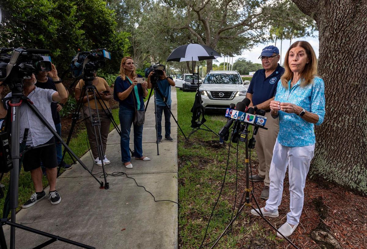 Parkland, la Florida, 5 de julio de 2023: Linda Beigel Schulman, a la derecha, madre del profesor de geografía y entrenador de atletismo a campo traviesa Scott Beigel, quien murió en el tiroteo de 2018, y su esposo y el padrastro de Scott Beigel Michael Schulman hablanndo con la prensa después de visitar el edificio de Freshman en donde murió su hijo. Familiares de las víctimas del tiroteo en Marjory Stoneman Douglas High School visitaron la escena del crimen. El edificio será demolido ahora que terminaron los juicios.