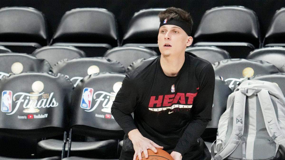 Tyler Herro practicó con el equipo el sábado y se espera que regrese en el Juego 2 o el Juego 3 en Miami, salvo un contratiempo.