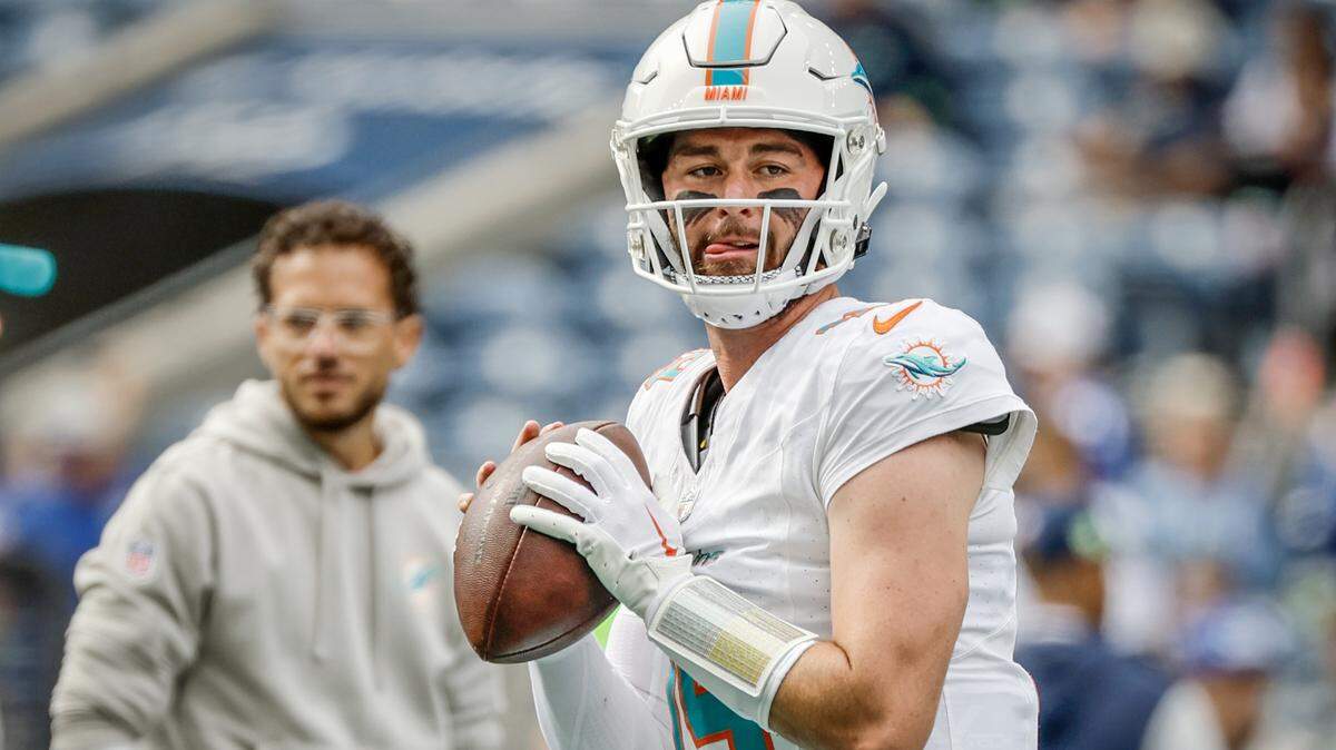 El quarterback de los Dolphins, Skylar Thompson, calienta antes del juego contra los Seahawks en el Lumen Field en Seattle, el domingo 22 de septiembre de 2024.
