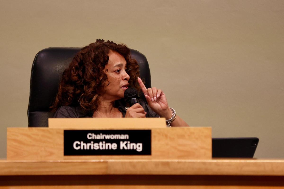 La presidenta de la Comisión, Christine King, intenta mantener el orden durante una reunión especial de la comisión en el Ayuntamiento de Miami, el lunes 11 de diciembre de 2023. King copatrocinó una propuesta de pensiones con el comisionado Miguel Ángel Gabela.