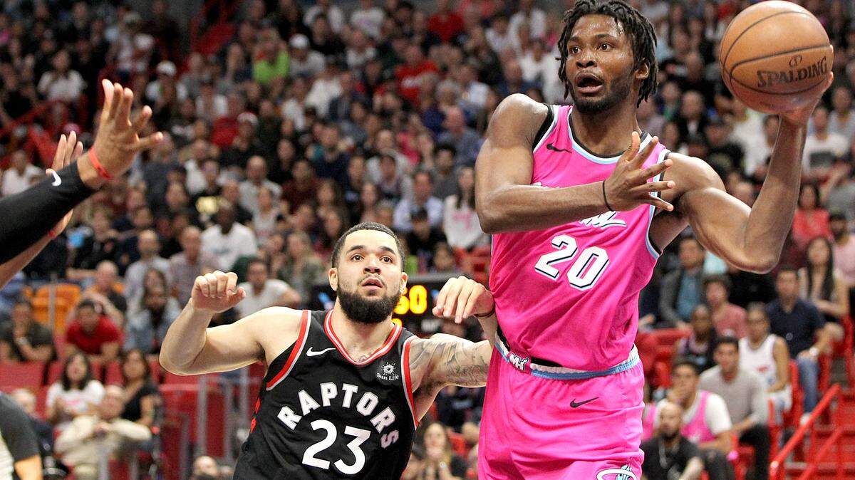 El armador del Heat Justise Winslow busca un pase en el partido contra los Raptors de Toronto, el 26 de diciembre de 2018 en el American Airlines Arena de Miami.