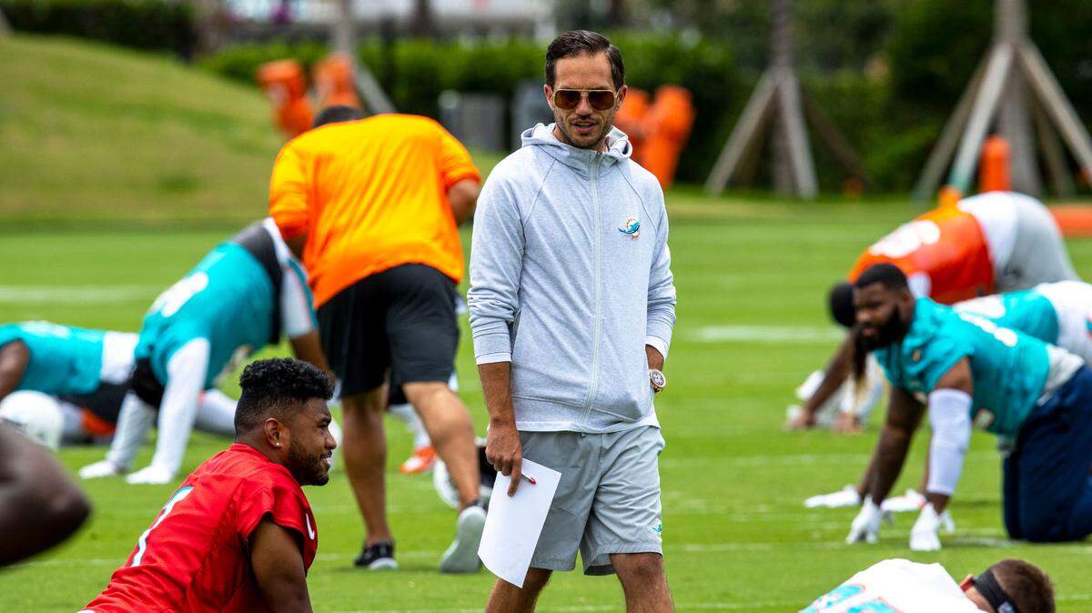 Miami Dolphins head coach Mike McDaniel speaks to quarterback Tua Tagovailoa (1) during the final day of OTAs at Baptist Health Training Complex in Miami Gardens, Florida, on Tuesday, June 7, 2022.