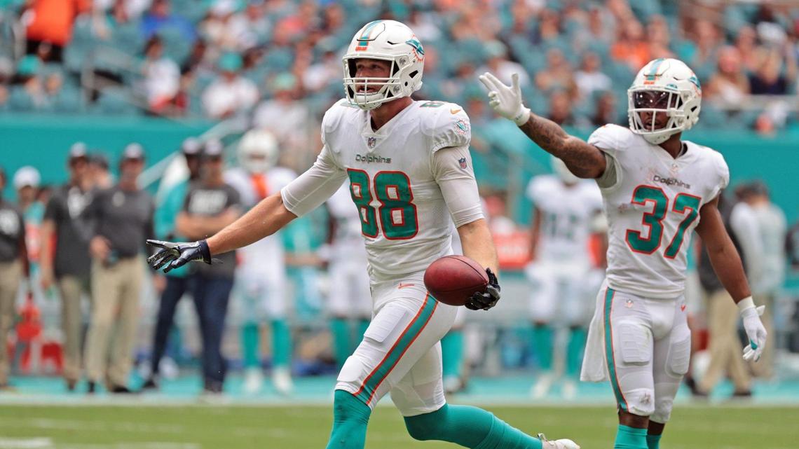 Miami Dolphins tight end Mike Gesicki (88) celebrates a first down against the Atlanta Falcons in the first quarter at Hard Rock Stadium in Miami Gardens on Sunday, October 24, 2021.
