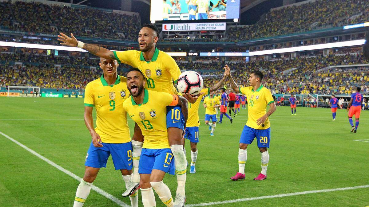 El delantero de Brasil Neymar (10) celebra con Dani Alves (13) y Richarlison (9) tras anotar el gol del empate ante Colombia en el amistoso en el Hard Rock Stadium este 6 de septiembre del 2019.
