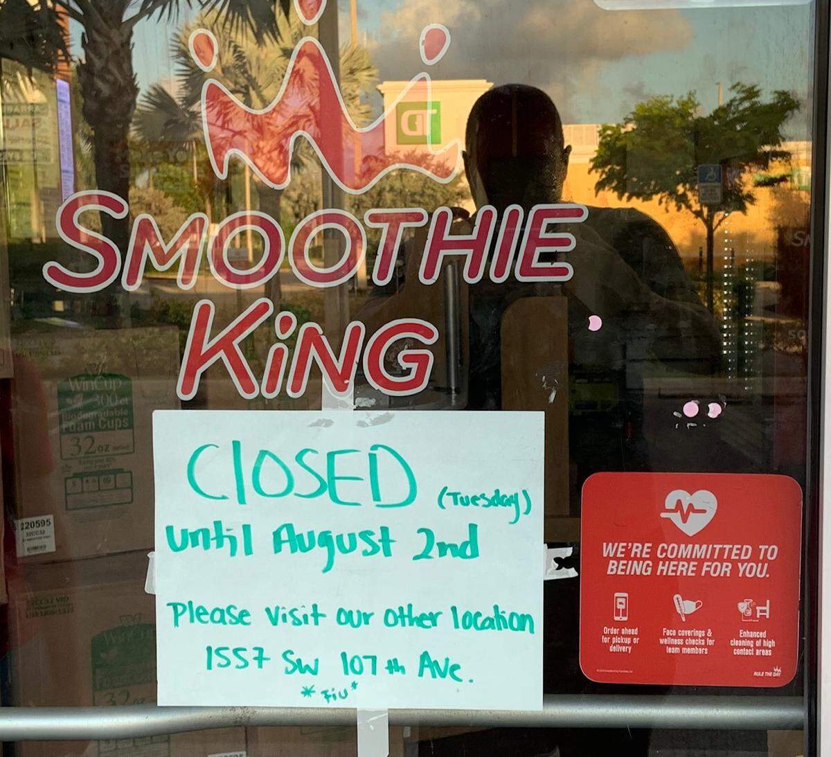 Este cartel en la puerta del Smoothie King en 9231 W. Flagler St. declara que está cerrado hasta el martes. Un inspector del Departamento de Agricultura de la Florida aplicó Órdenes de Suspensión de Uso a varias piezas de equipo el viernes 29 de julio.