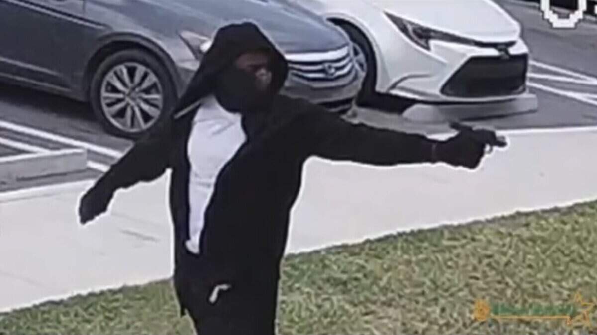 Captura de pantalla de un video de vigilancia del hombre que mató a tiros a Le'Shonte Jones en South Miami-Dade en mayo de 2021.